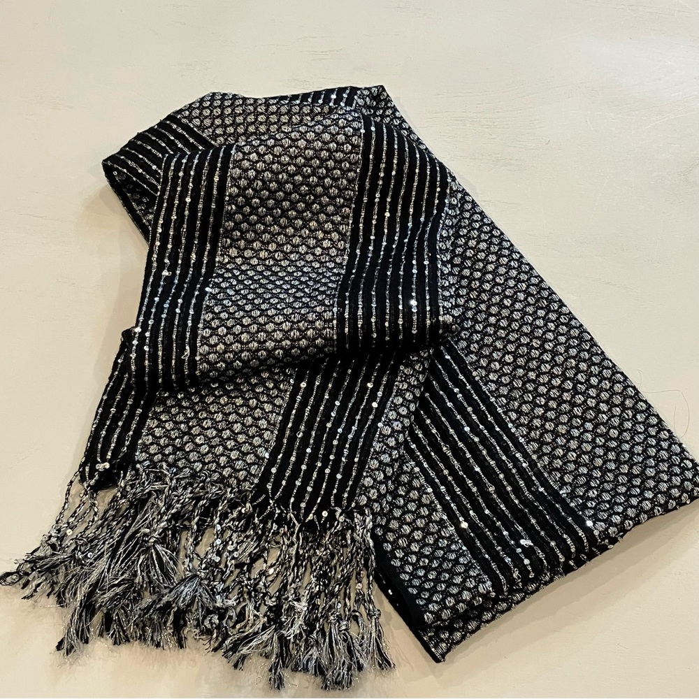 Elegant Black and Gray Patterned Scarf